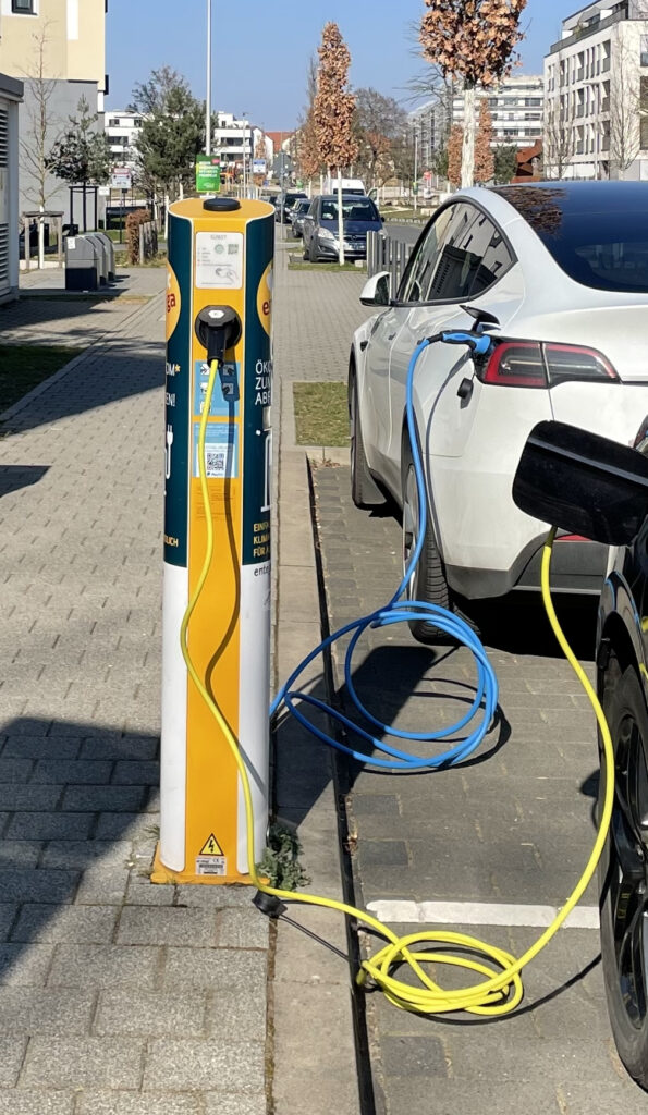 2 Elektroautos laden an einer der öffentlichen Ladesäulen in der Franklinstraße