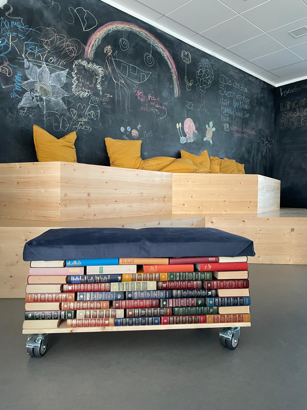 Einen Sitz aus alten Büchern bauen